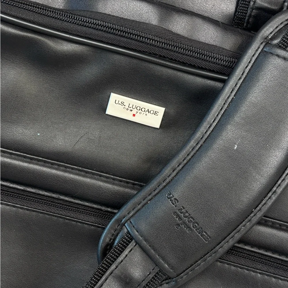 U.S. Luggage New York Black Messenger / Laptop Bag with Sleek Design Very Cool!